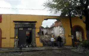 Destruyen fachada de inmueble histórico en Puebla