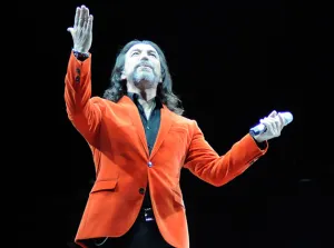 “El Buki” se presenta en zócalo capitalino durante festejos de la Revolución