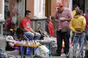 En protesta se instalan 50 ambulantes a un costado de catedral
