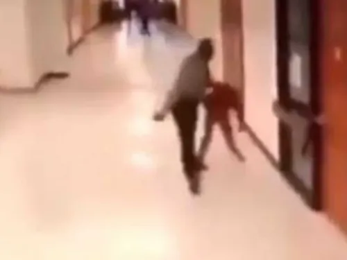 Captan a policía golpeando brutalmente a niño en escuela