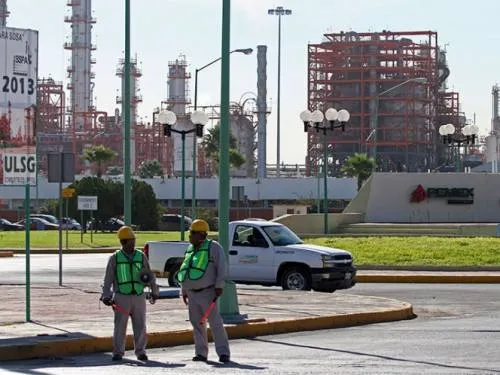 Por sismos y huracanes disminuye producción de crudo en Pemex