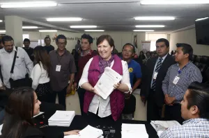 Entrega Ana Tere 157 mil firmas al IEE y llama no ceder a presiones