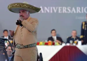 Vicente Fernández ameniza ceremonia por Día del Ejército