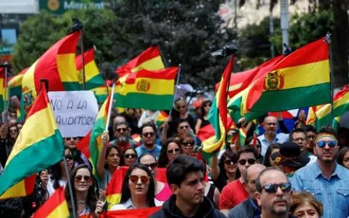Continúan protestas en Bolivia tras el ultimátum a Morales para renunciar