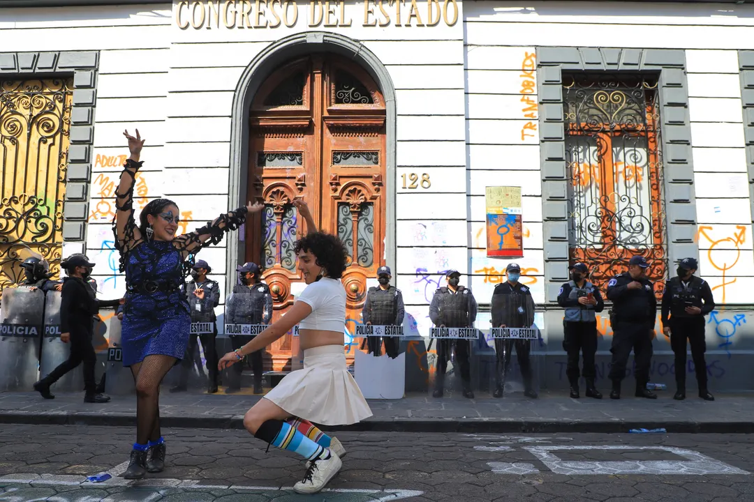 Personas trans se manifiestan en el Congreso contra la transfobia