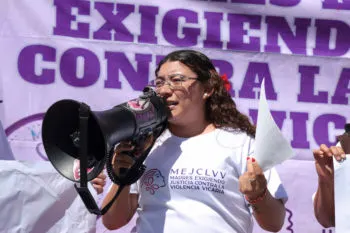 Andrea Lezama, víctima de violencia vicaria, protesta en Casa de Justicia ante medida cautelar de su agresor