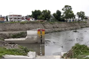 Más de 40 toneladas de basura, retiran del Puente Negro