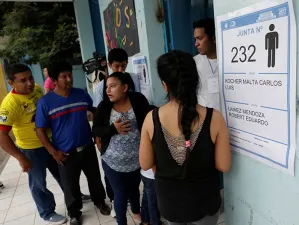 Video: Arrancan las elecciones presidenciales en Ecuador; candidato oficialista, favorito