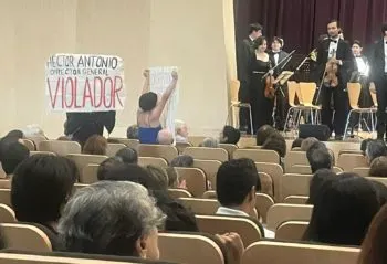 Protestan contra director de Orquesta Filarmónica de Puebla; lo acusan de violador