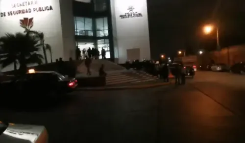 Choferes de Uber detienen a tres asaltantes
