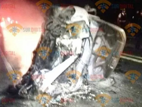 Disparan a militares, los persiguen y vuelcan camioneta; uno muere calcinado