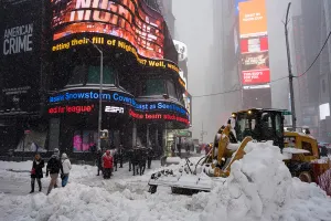 VIDEO: Prohíben tráfico de vehículos en Nueva York por tormenta