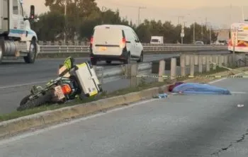 Muere motociclista tras derrapar y chocar contra barra de contención en la Puebla-Orizaba