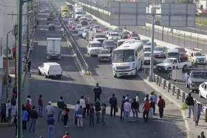 Vecinos bloquean la 11 Sur y Periférico Ecológico