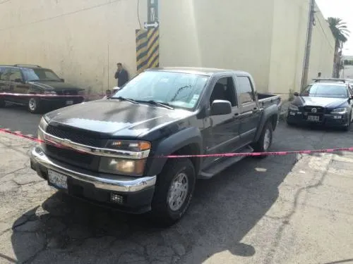 Delincuentes abandonan camioneta robada en la colonia Santa María