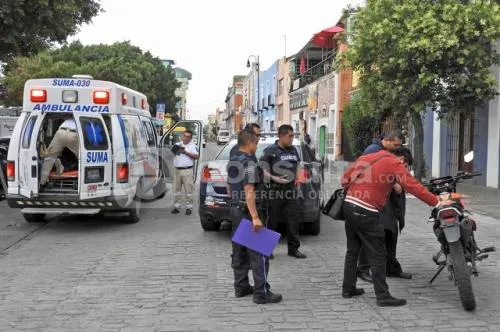 Patrulla golpea a jóvenes en motocicleta