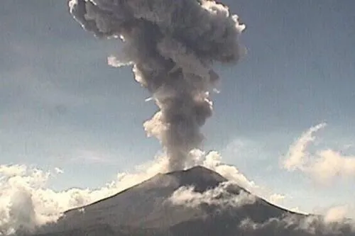 Tercera explosión del Popocatépetl genera columna de 3 mil metros de altura