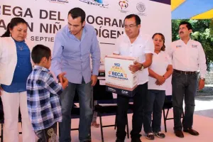 Grupo Bert entrega apoyos de Beca un Niño Indígena en Xayacatlán de Bravo