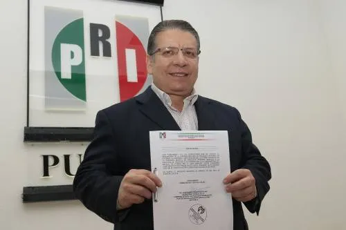 Video: Recibe Enrique Doger su constancia de precandidato del PRI a  Casa Puebla