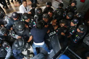 A no caer en la tentación de politizar inconformidades, exhortó el gobernador de Puebla ante manifestaciones