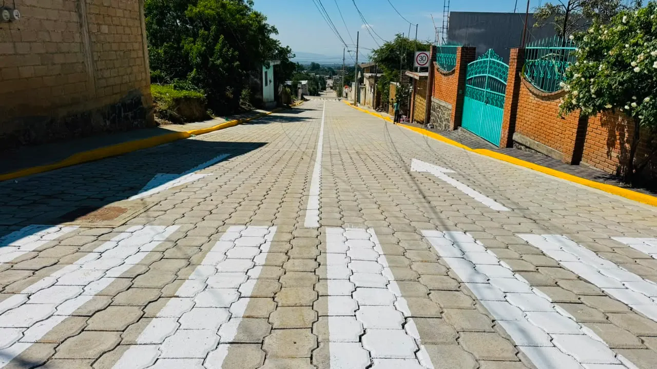 Calle con adoquín en la colonia Agrícola de Ocotepec, en Atlixco