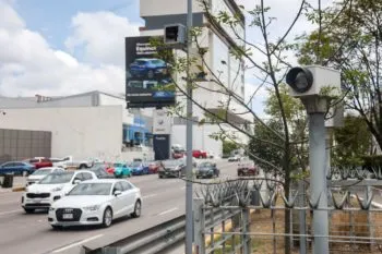 Inició la instalación de nuevas cámaras de fotomultas en Puebla; incluye monitores que detectan uso de celular