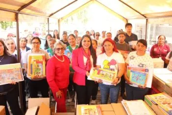 Entrega Tonantzin Fernández más de 2 mil libros de texto a CAIC de San Pedro Cholula