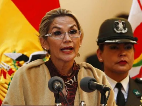 Giran orden de captura contra cinco asilados en embajada mexicana