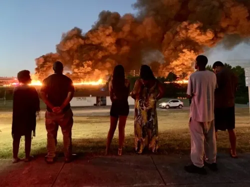Incendio masivo en Texas afecta una fábrica de plástico