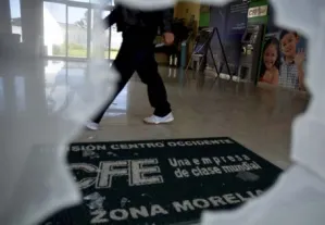 420 mil Michoacanos sin luz por ataques a CFE