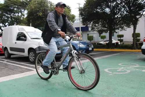 Aprueban reforma para garantizar movilidad segura de peatones y ciclistas por encima de autos
