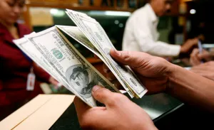 Crisis griega eleva a 16 pesos costo del dólar
