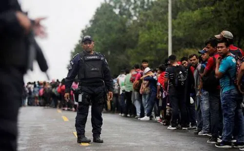 México no permitirá entrada de caravana migrante sin visa y sella la frontera sur