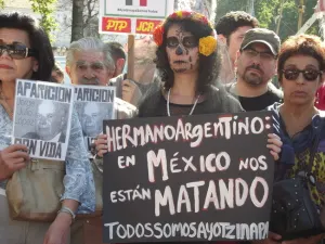 Madres de Plaza de Mayo se solidarizan con familias de normalistas