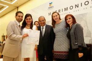 Martha Erika Alonso atestigua matrimonio de 600 parejas de 20 municipios