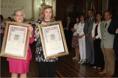 Recibe Elena Poniatowska Cédula Real de Puebla