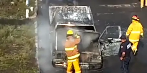 Se incendia camioneta en la autopista Puebla-Orizaba