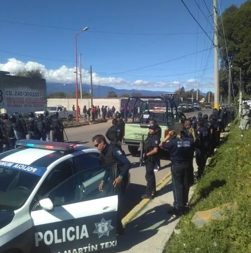 Huachicoleros toman de rehenes a trabajadores de Pemex y Siedo para evitar cateo en La Purísima