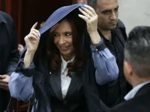 Cristina Fernández acusa ejercicio ‘abusivo’ del poder