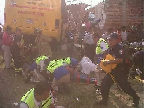 Sólo dos pacientes graves por choque de autobús en la rúta a Huejotzingo