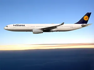 Pasajero intenta abrir puerta de avión en pleno vuelo