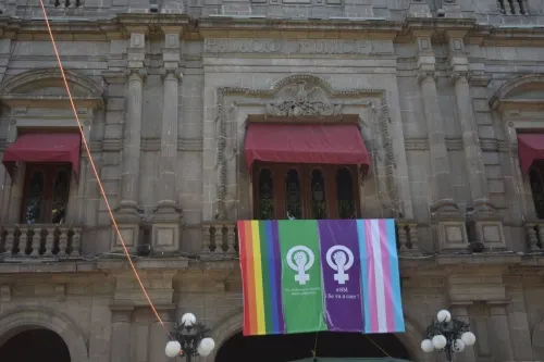 Banderas de palacio municipal son para visibilizar a mujeres en sus distintas diversidades