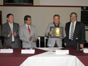 Ingenieros entregan reconocimiento a EAI