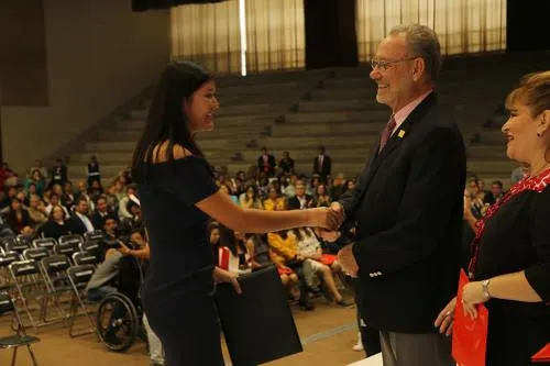 Jóvenes preparatorianos del país reciben certificados de beca de Ibero Puebla
