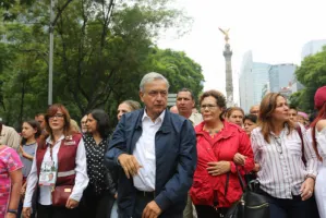 Encabeza AMLO marcha del silencio pro magisterio