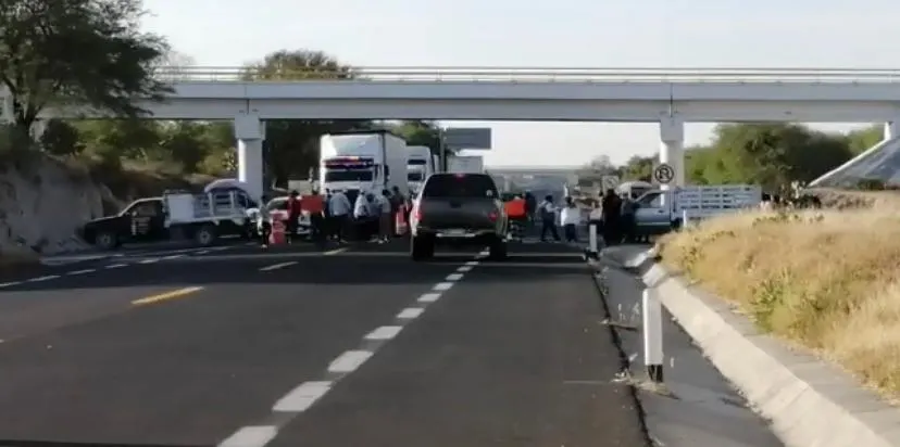 Con bloqueo, exigen destitución de edil auxiliar de Coapan