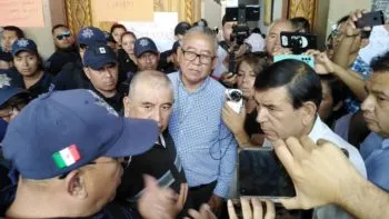Pedro Tepole es sometido por policías de Tehuacán, cede a pagar retroactivo en sus salarios