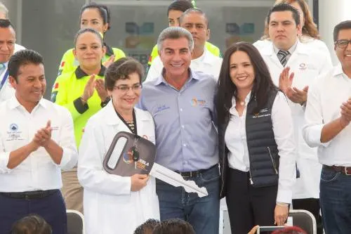 Entrega Tony Gali 6 unidades móviles para puesta en marcha de 3 programas de salud