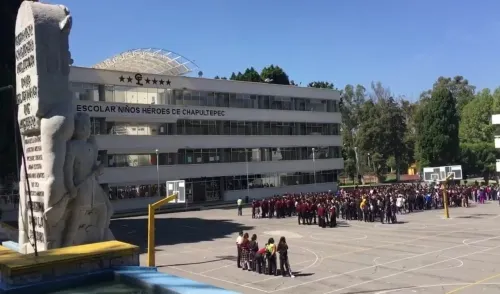 Padres de familia piden restitución de maestra en el CENHCH