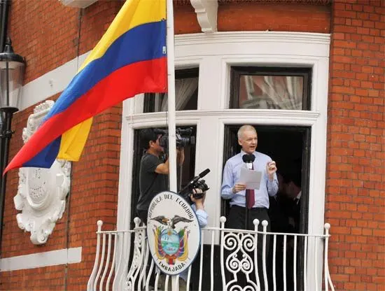 Assange reta a GB dando discurso en embajada de Ecuador